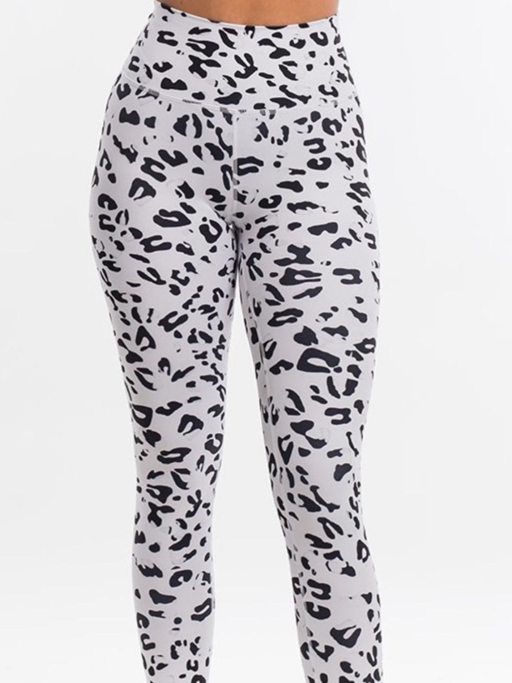 NWOT ECHT black and white leopard print Scrunch Butt leggings - L